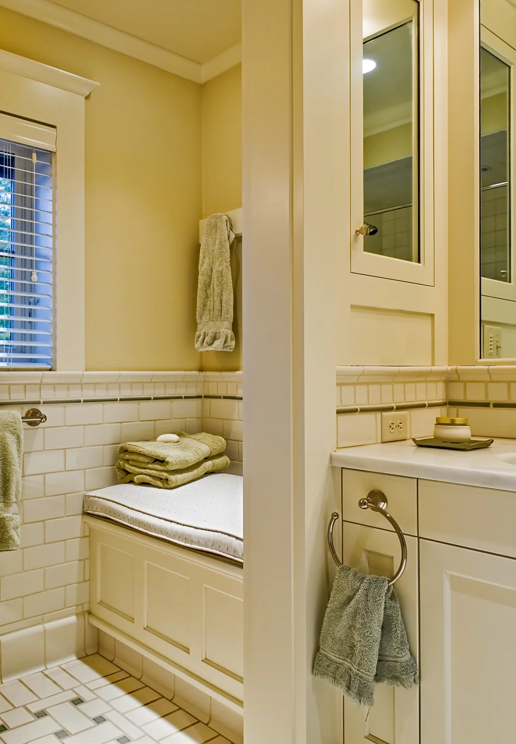 21 Window seat in guest bath.jpg