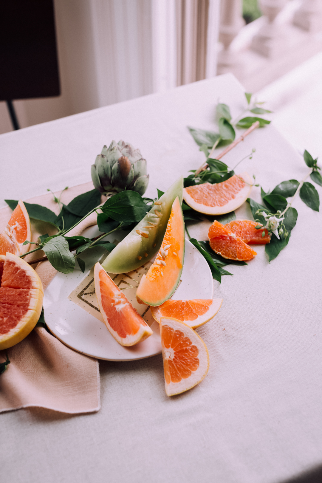 Using fruit to set a dinner table