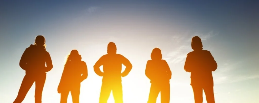 group-of-five-peoples-in-silhouettes-at-sunset-picture-id899192146.jpg