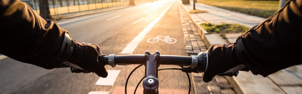 firstperson-view-of-cyclist-in-the-city-at-morning-picture-id950469740.jpg