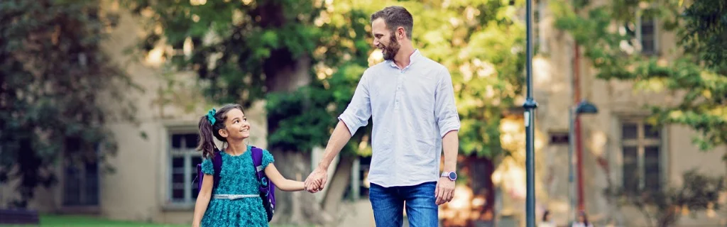 little-girl-is-going-to-the-school-with-her-father-picture-id811681944.jpg