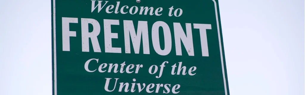 welcome-to-fremont-center-of-the-universe-seattle-picture-id607267262.jpg