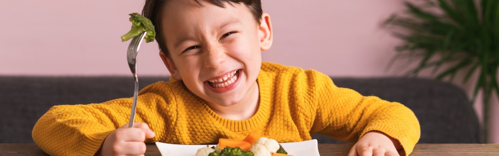 child-is-eating-vegetables-picture-id904661696.jpg