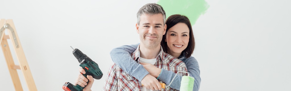 couple-doing-home-renovations-picture-id891550144.jpg