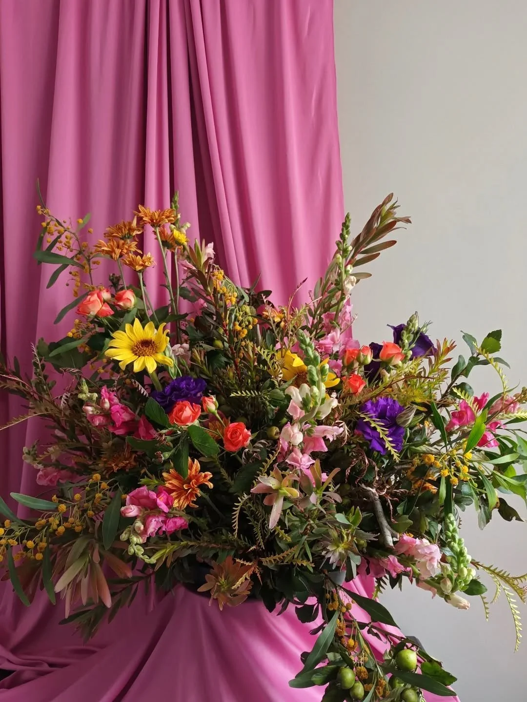 #viviendoenflores 
Flores con encanto 💜🧡🌼✨️

#arreglofloral #flores #regalaflores