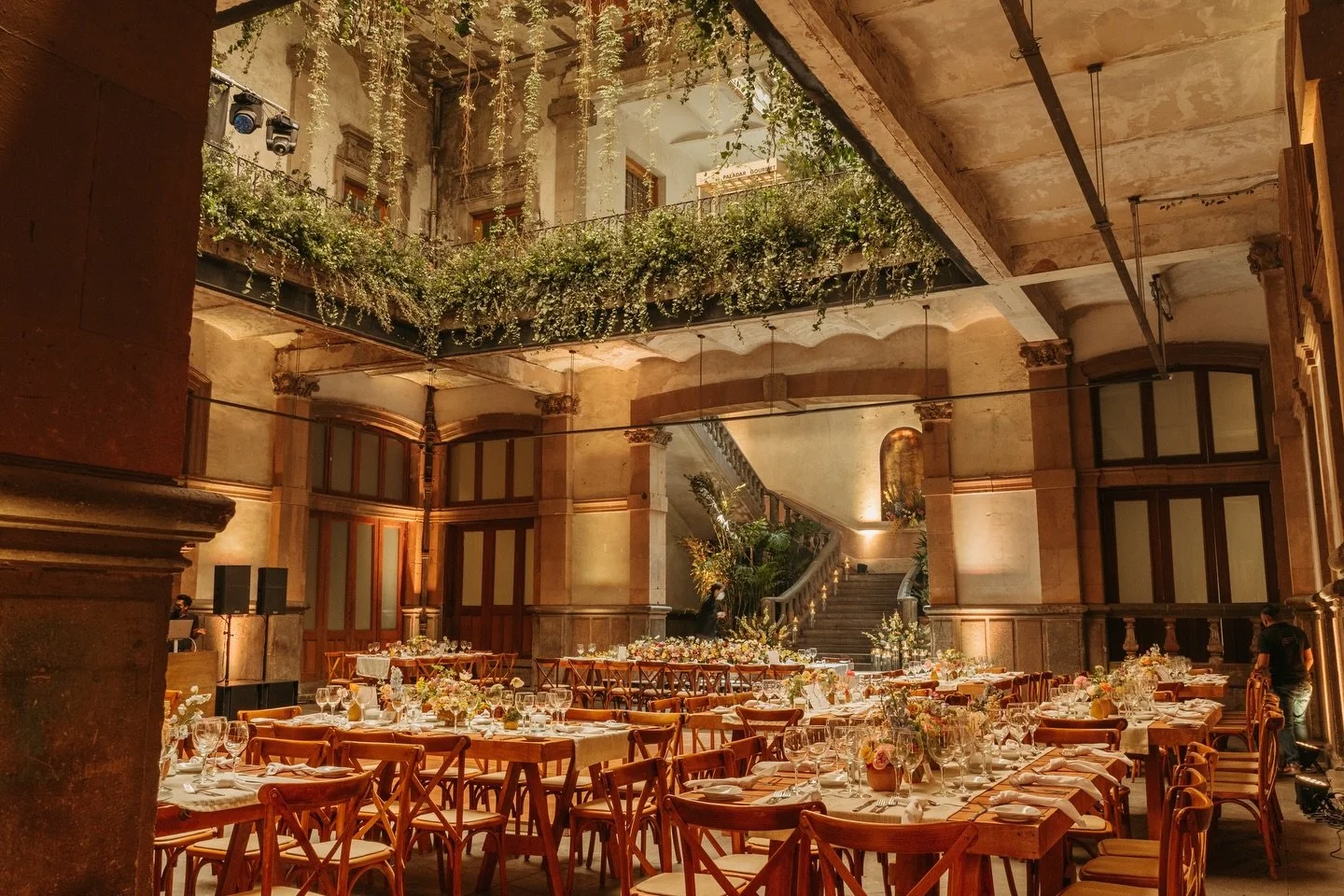 Cada boda es &uacute;nica ✨🌺👰🏻🤵🏻
Por eso cada dise&ntilde;o floral tambi&eacute;n lo es 💐🌷

Escr&iacute;benos por DM y te ayudamos a crear espacios &uacute;nicos en tu boda 

#bodasdeensue&ntilde;o #wedding #bodasflores #flores