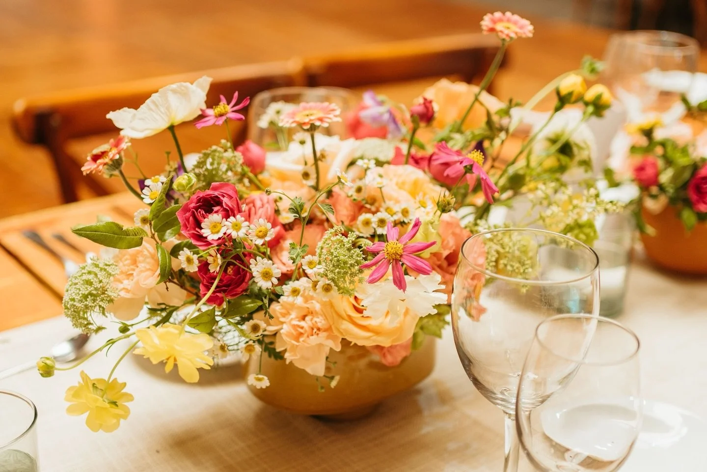 Cada boda es &uacute;nica ✨🌺👰🏻🤵🏻
Por eso cada dise&ntilde;o floral tambi&eacute;n lo es 💐🌷

Escr&iacute;benos por DM y te ayudamos a crear espacios &uacute;nicos en tu boda 

#bodasdeensue&ntilde;o #wedding #bodasflores #flores