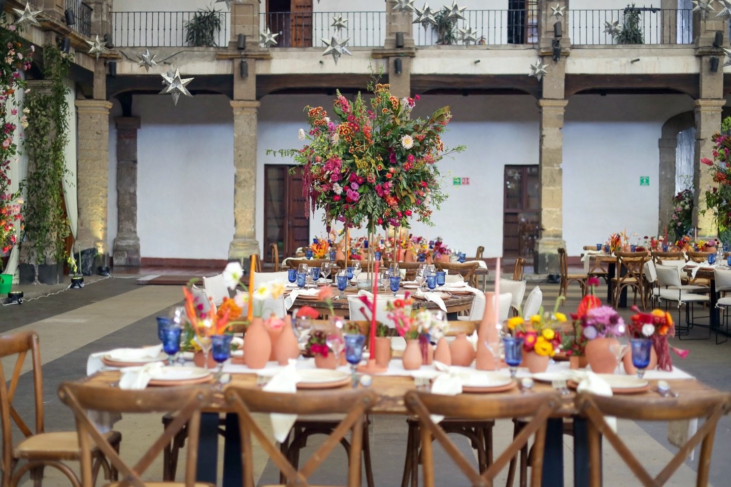 Dos personas enamoradas. Y flores que contaron una historia mejor que cualquiera.

As&iacute; fue esta boda en el Claustro de Sor Juana &mdash; uno boda muy especial de la cual fuimos parte 

Si tu boda se merece algo as&iacute;, ya sabes d&oacute;nd