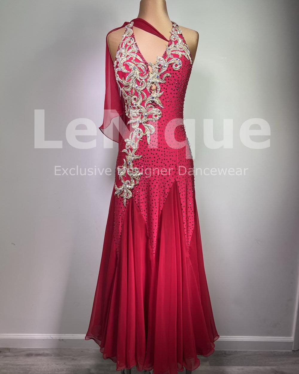 Elite LBD-23050

Gorgeous scarlet red smooth with shimmering crystal stoned gold lace for a timeless look. The scarlet chiffon drape over the shoulder, combined with a classic halter neck and soft chiffon skirt has this beauty giving off Old Hollywoo