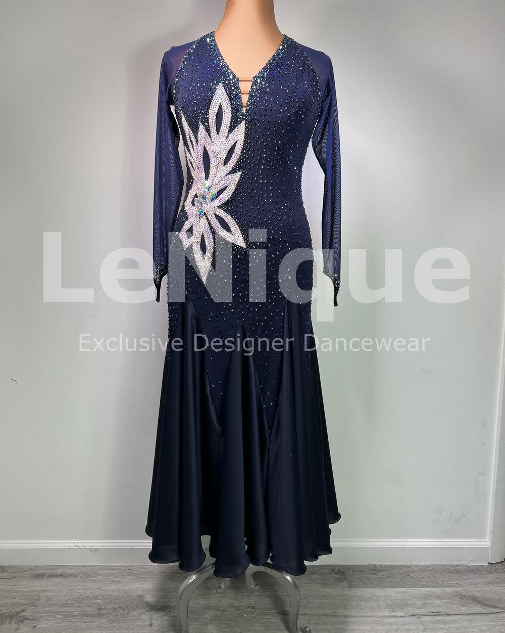 Elite LBD-23037

Classic navy blue smooth with long mesh sleeves and a satin skirt charmeuse skirt. The bright white stoned appliqu&eacute;s accent the all-over navy deco, creating a timeless and elegant look. 

Size Large

Email us at leniquedancewe