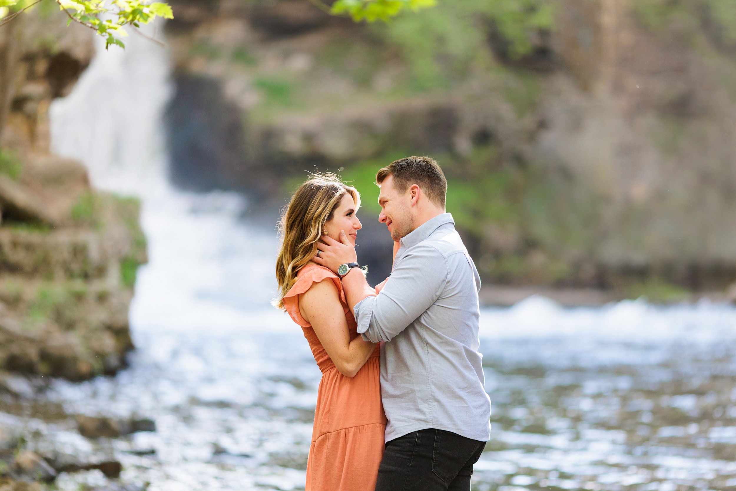 StPaulWeddingPhotorapher_WaterfallEngagement_Minnesota_14.jpg