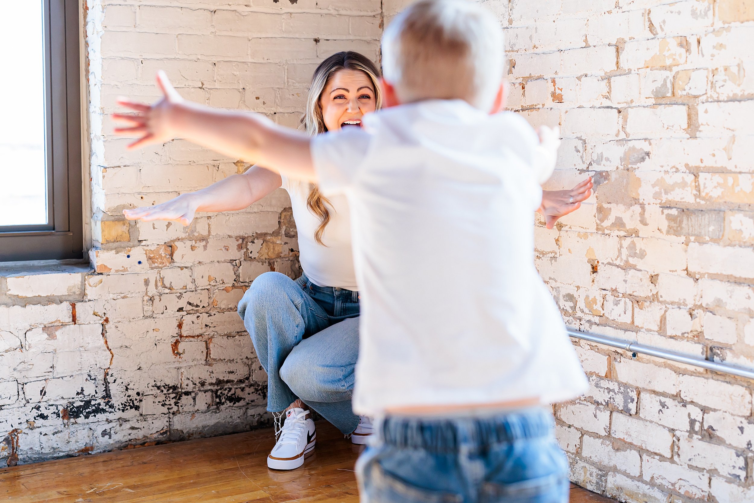 Minneapolis_Family_Motherhood_Photographer_Juniper_Loft_08.jpg