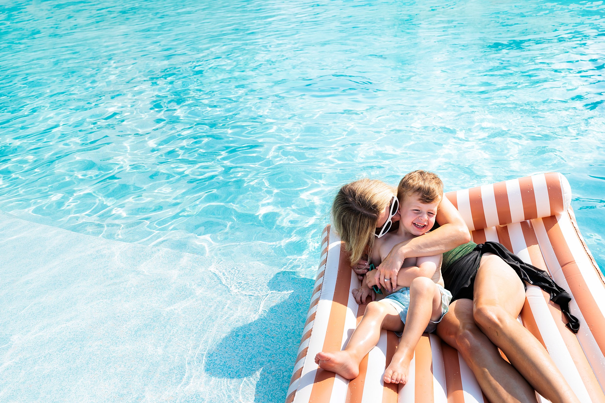 Colorful-Fun-Pool-Family-Session-Minneapolis-Photographer-05.jpg