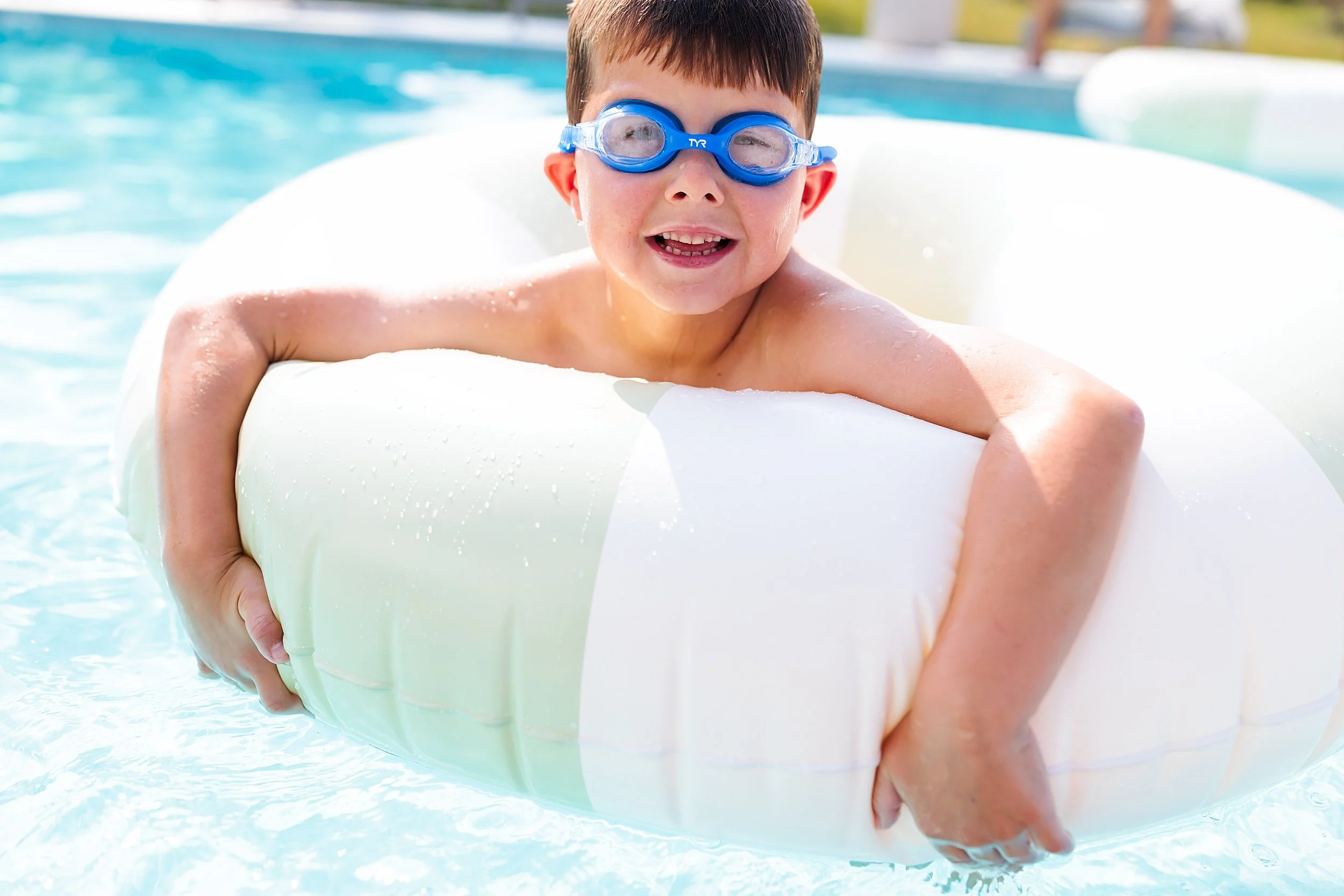 Colorful-Fun-Pool-Family-Session-Minneapolis-Photographer-10.jpg