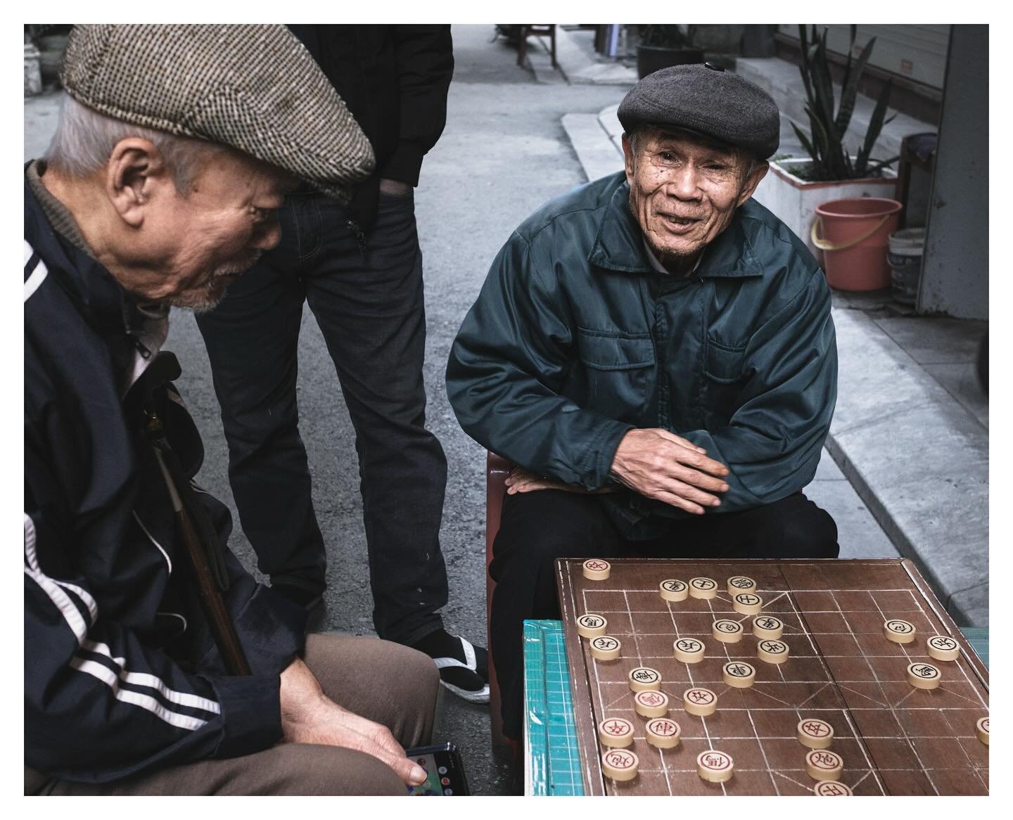 Often In the Back Alleys of Vietnam it is a common  to come across old Vietnamese men huddled over a Chinese Chess board contemplating how to get the upper hand on their opponent and seek victory.

📷 @fujifilmx_us
🎨 @Lightroom
📸 Fuji 23mm 1.4
&cop