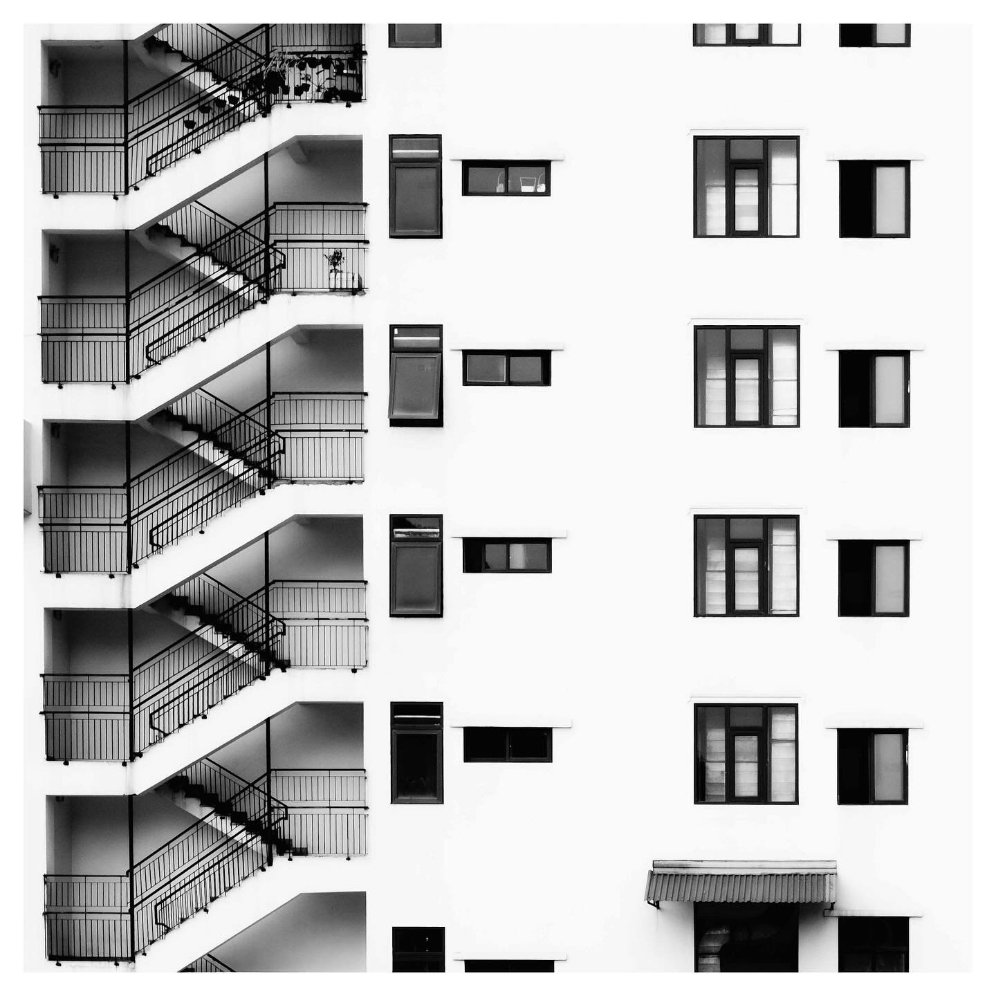 Spotted walking through H&ograve;n Gai. Clean lines, sharp contrast and geometry. That&rsquo;s it. 

📷 @fujifilmx_us
🎨 @Lightroom
📸 Fuji 23mm 1.4
&copy; Wes Marsala 2025

#MonochromeMood #StairwellSeries #ArchitecturalDetails #MinimalistArchitectu
