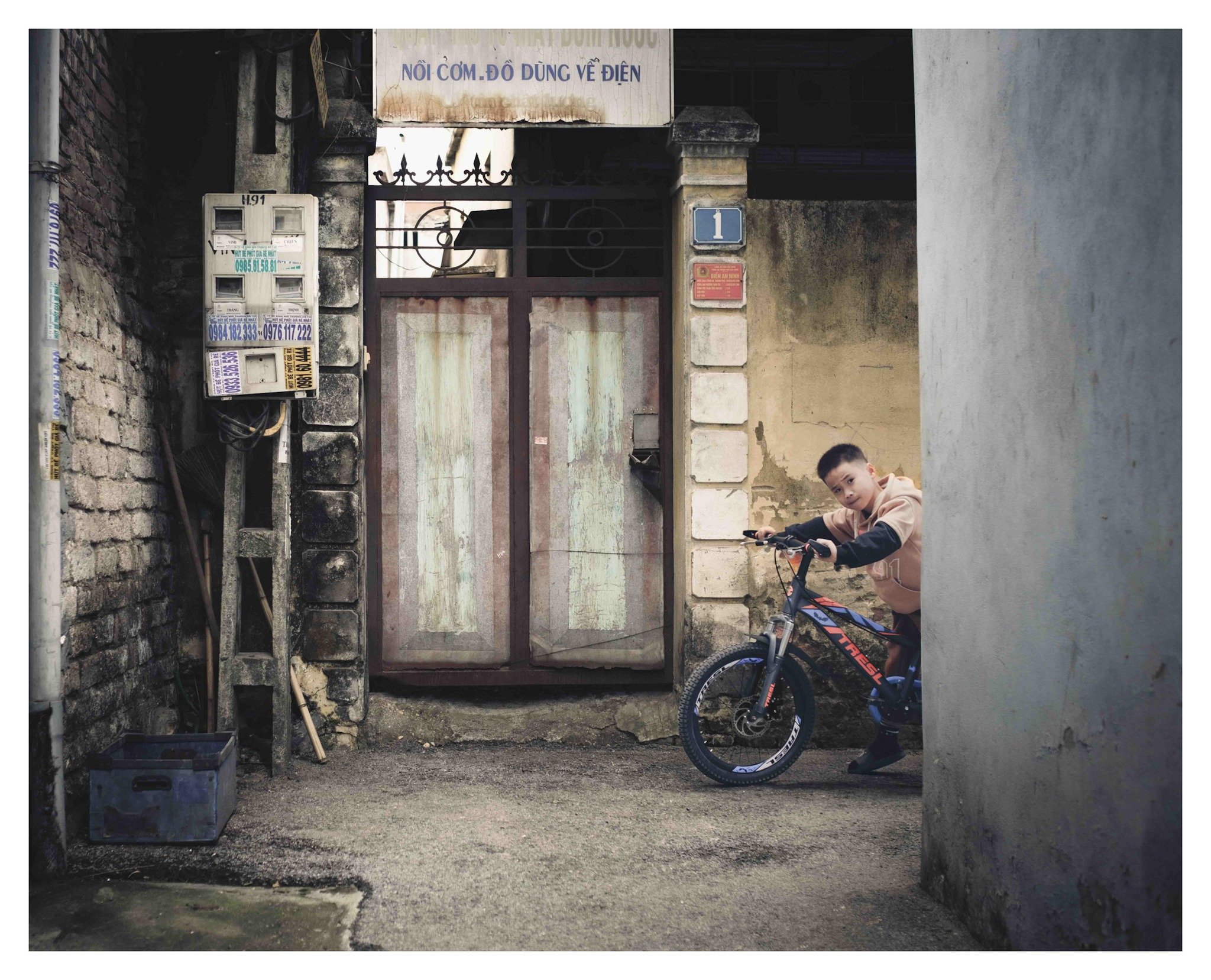 Neighborhood Watch keeping an eye on the alleys of Bac Ninh, Vietnam. 🚲 #BacNinhMoments

📷 @fujifilmx_us
🎨 @Lightroom
📸 Fuji 23mm 1.4
&copy; Wes Marsala 2025

#BacNinh #VietnamTravel #StreetPhotography #NeighborhoodWatch #CyclingLife #VietnameseC