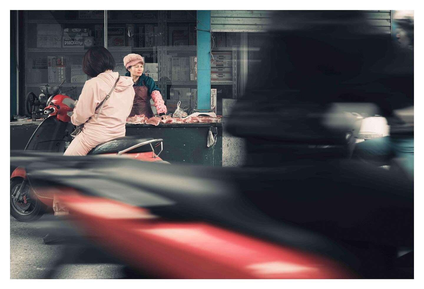 A moment of stillness in the rush of the city.

📷 @fujifilmx_us 
🎨 @Lightroom
&copy; Wes Marsala 2025

👆🏻hit the follow for more

#madewithlightroom 
#StreetPhotography
#VietnamLife
#UrbanMotion
#EverydayMoments
#lifeinmotion