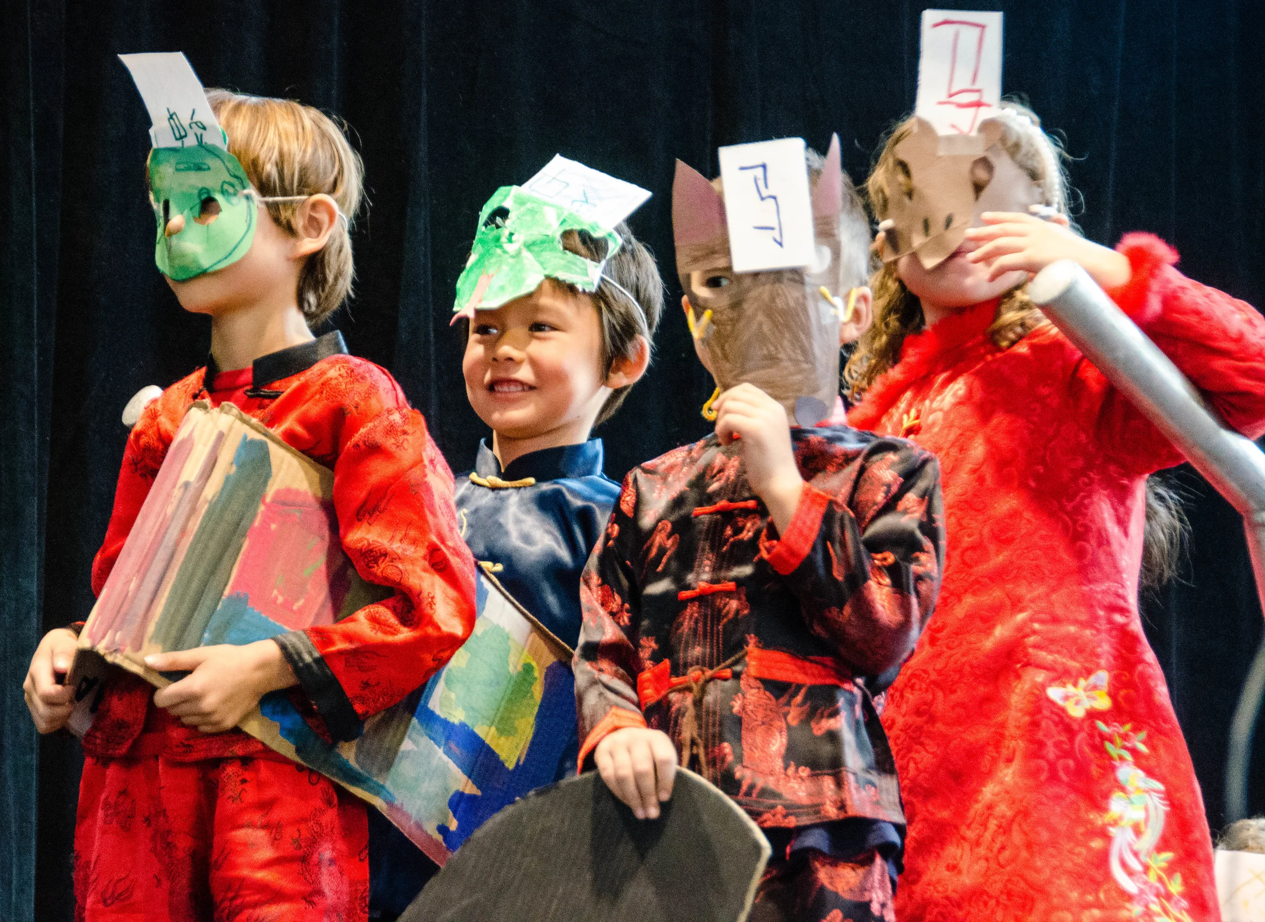Kindergartners perform the song 十二生肖.
