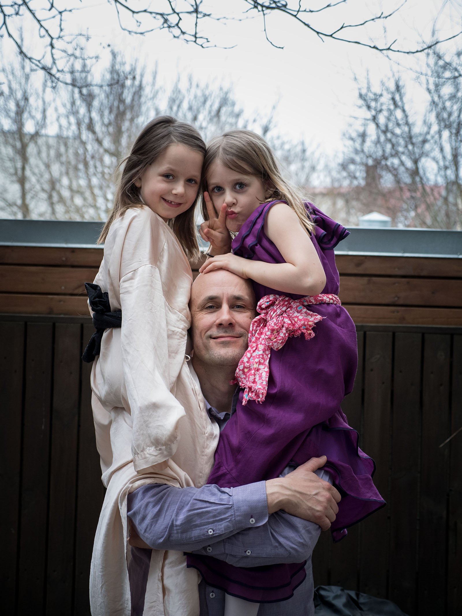 Benedikt Erlingson with his twin daughters 