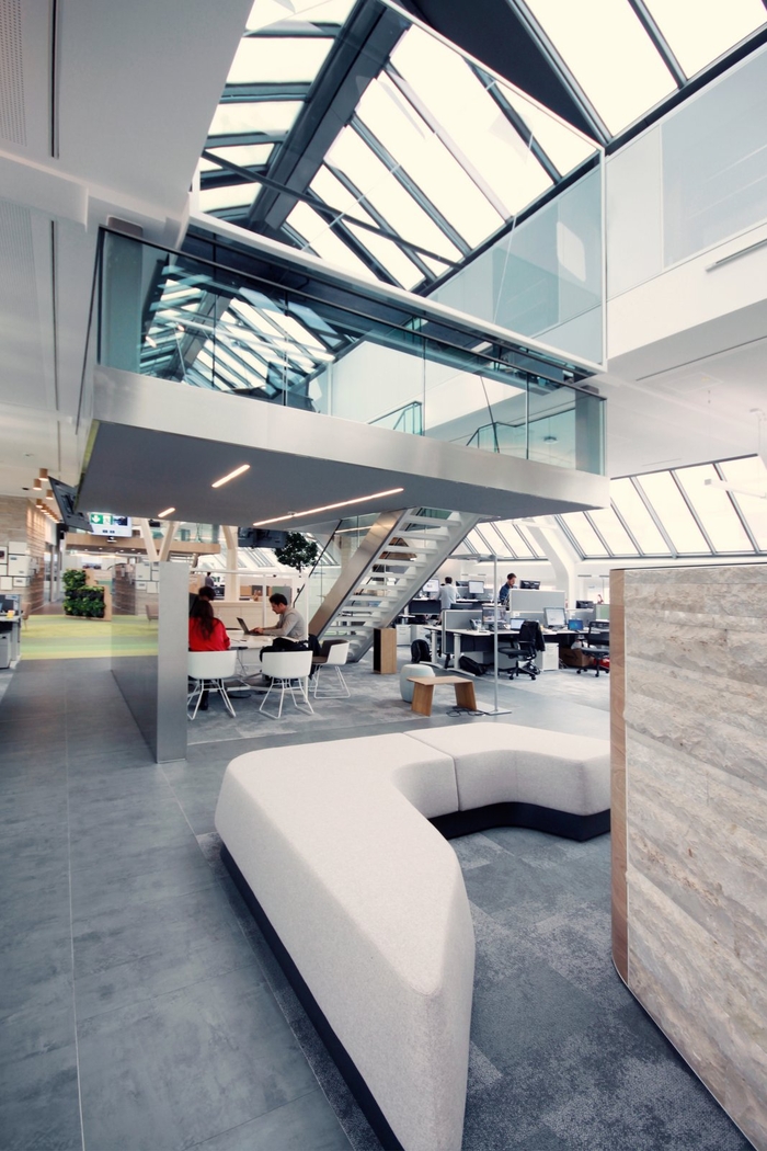 LinkedIn-Monaco_drop-in-700x1050.jpg