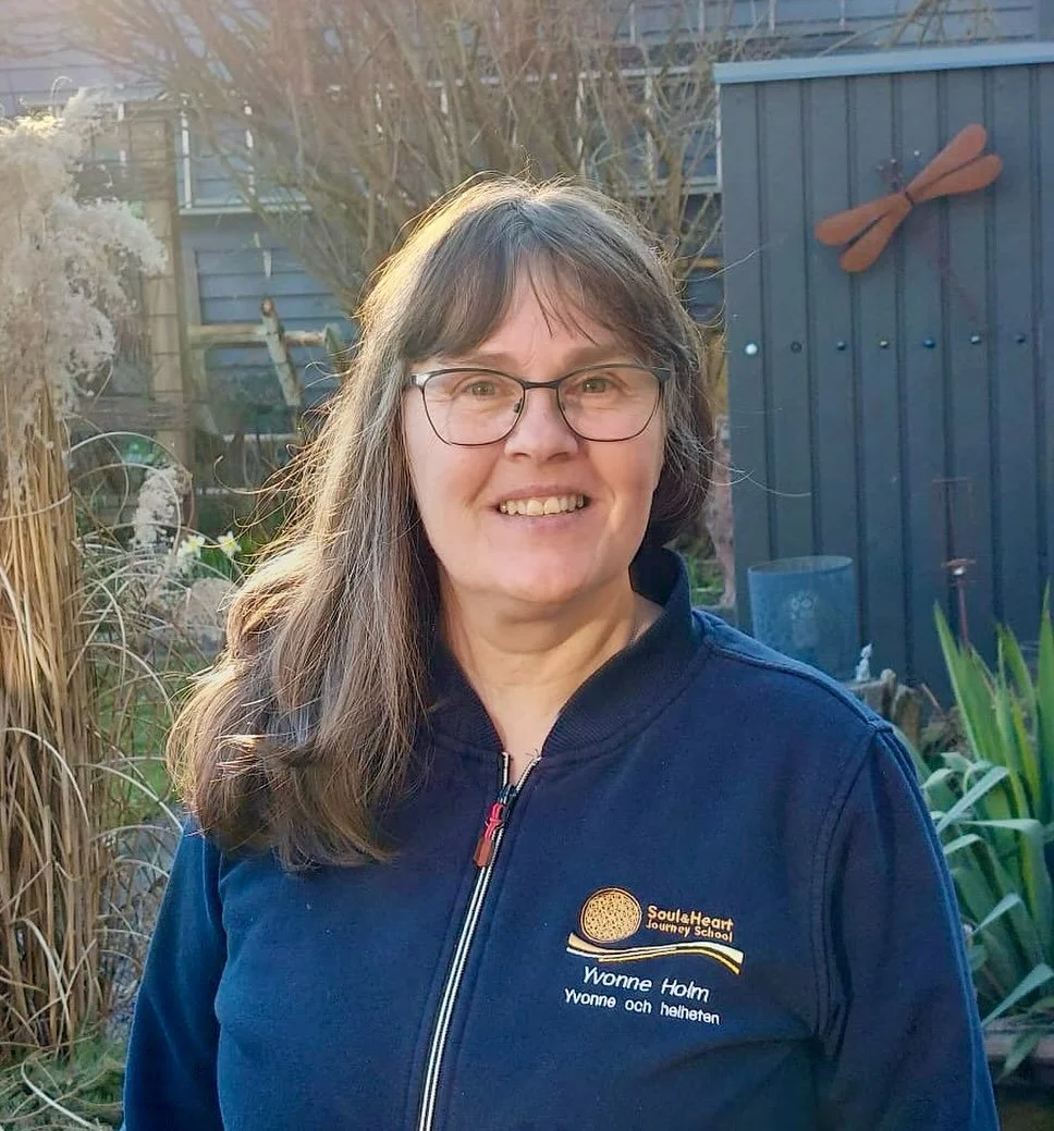 Kom och tr&auml;ffa Yvonne p&aring; Helhetsm&auml;ssan 7 september 🌱

&rdquo;Jag heter Yvonne Holm och &auml;r helhetsterapeut. Jag jobbar mest med helhetshealing och kanalisering, men jag &auml;r &auml;ven l&auml;rare inom helhetshealing, kanaliser