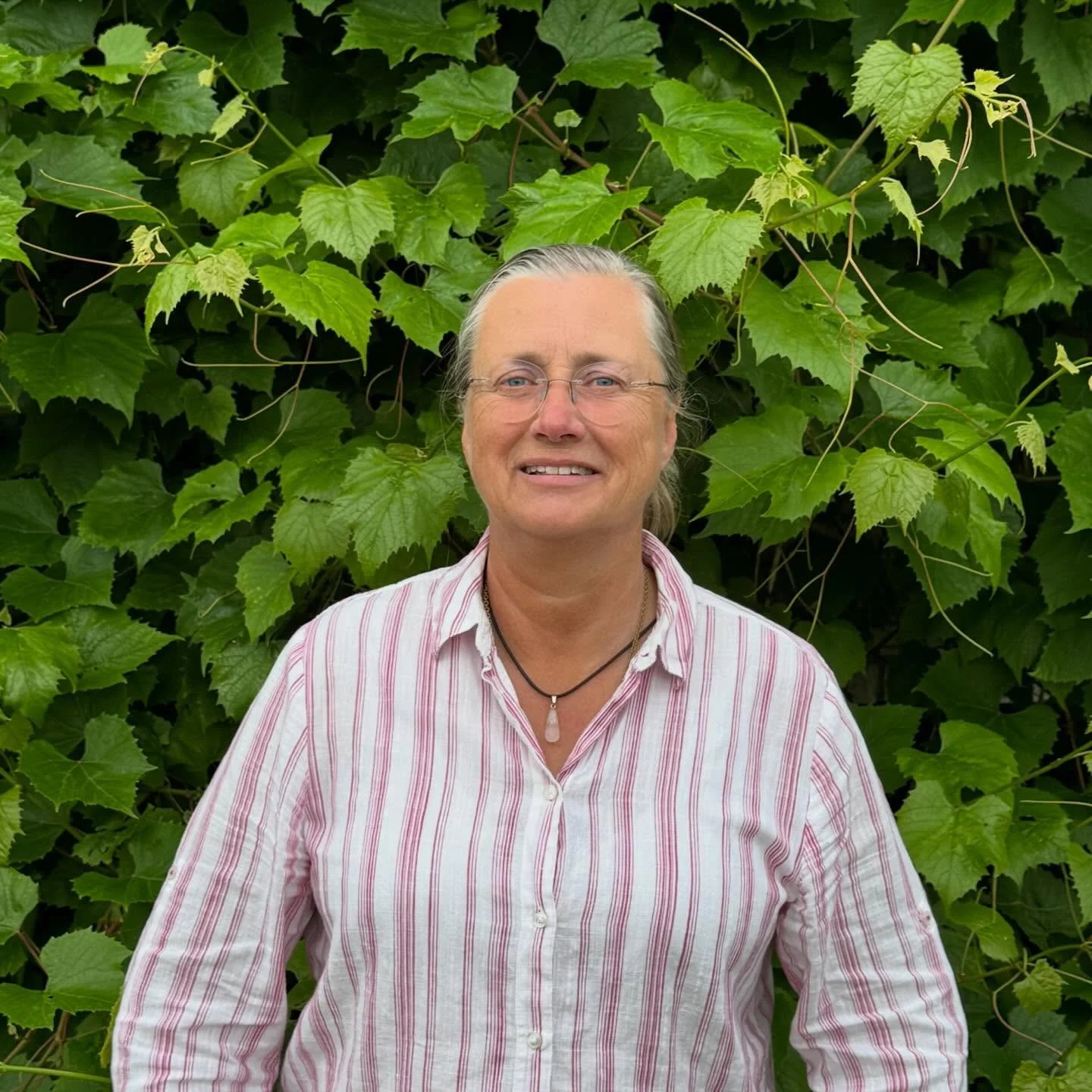 Kom och tr&auml;ffa Helena fr&aring;n En v&auml;g till Frihet,  p&aring; Helhetsm&auml;ssan🌱

Jag jobbar med intuitiv healing, personlig utveckling och energiarbete. P&aring; m&auml;ssan planerar jag att l&auml;gga &rdquo;k&auml;nslokort&rdquo; och/