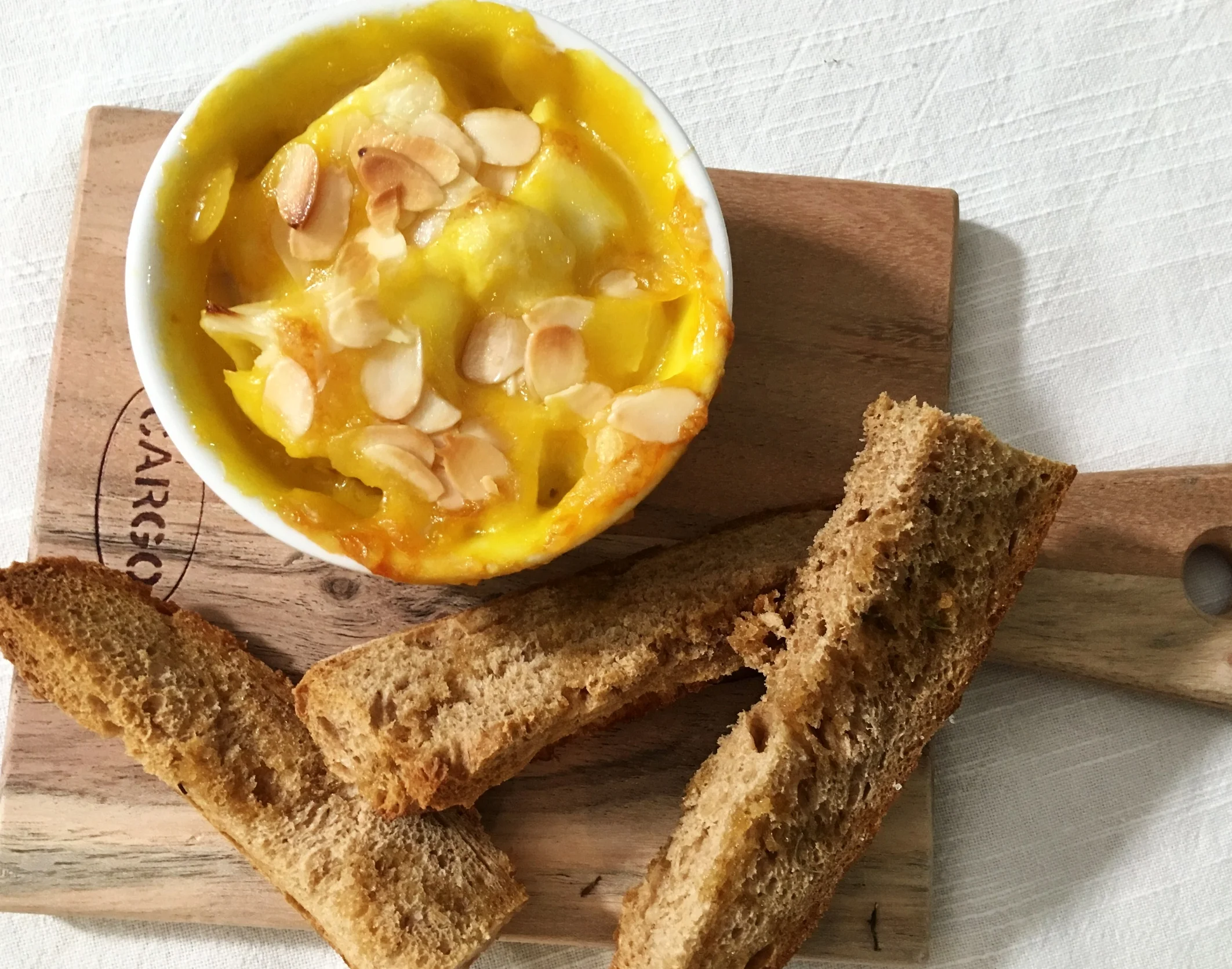Fonduta con cavolfiore e zafferano al forno