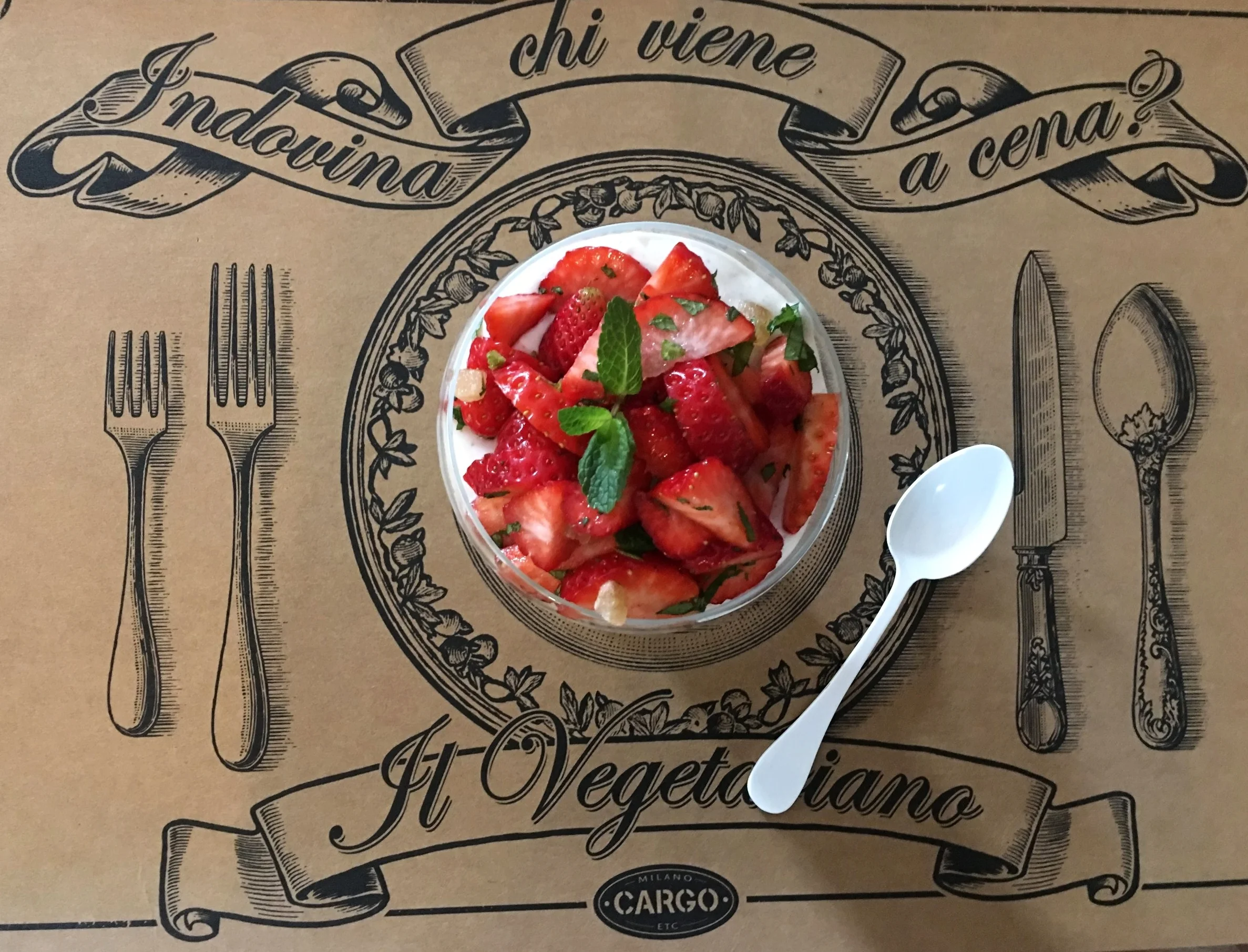 Dessert di yogurt greco con macedonia di fragole