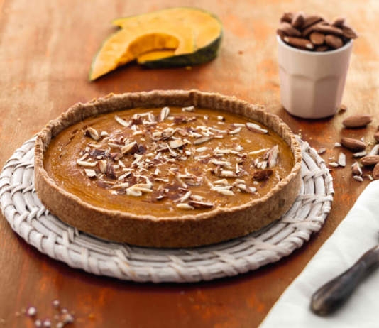 Crostata di zucca con mandorle e noci