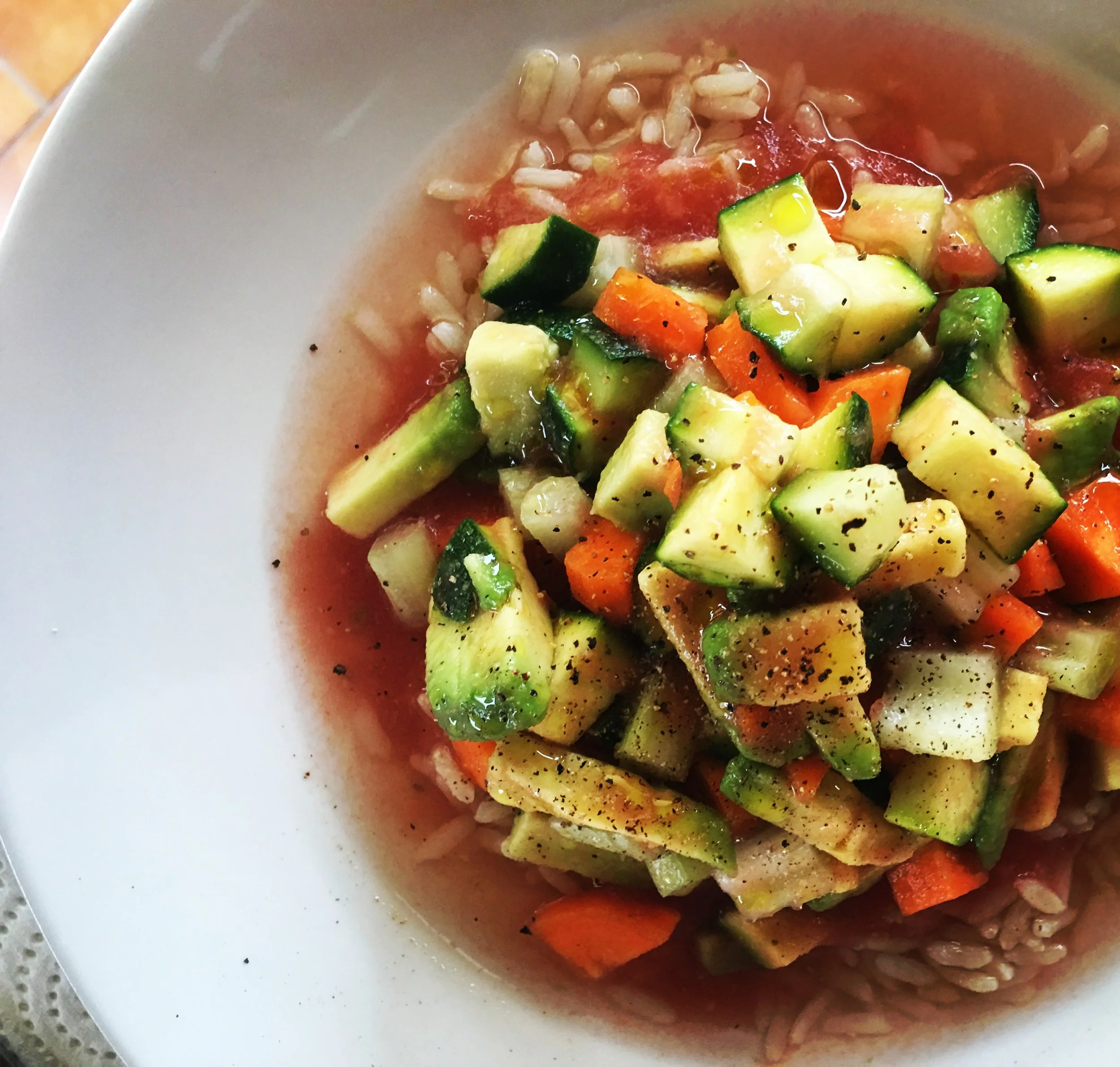 Minestrone a crudo con riso integrale
