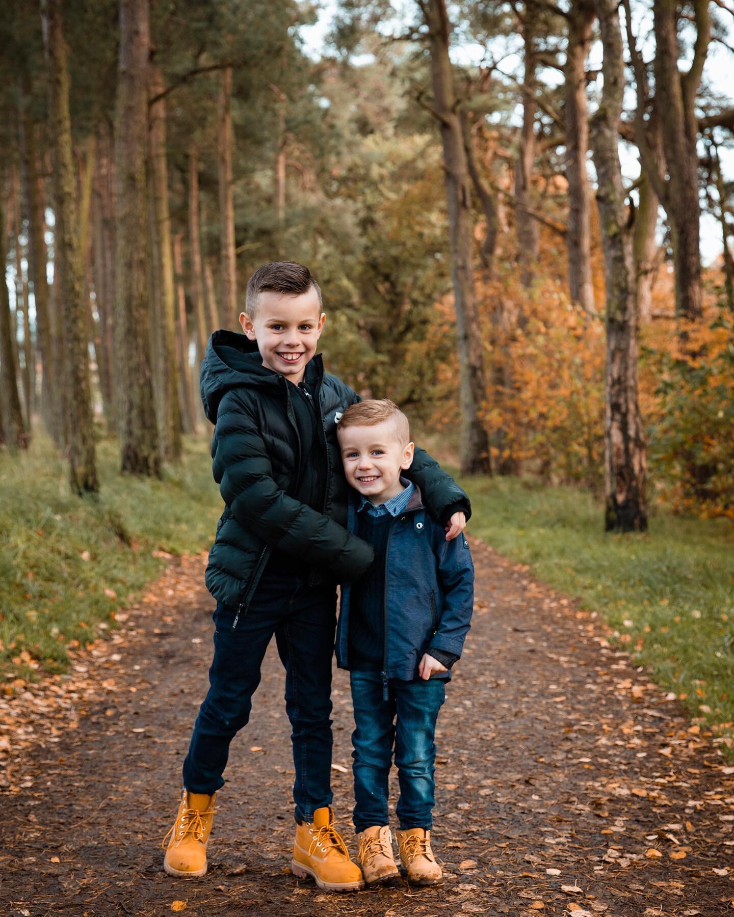 Autumn walks with these dudes recently at Loch Leven ❤️🍂

#rachaelsture #outdoorphotosessions #outdoorphotoshoot #portraitphotography #scotland #fifephotographer #femalephotographer #documentlife #lifestylephotographer #autumn #autumnphotography #fa