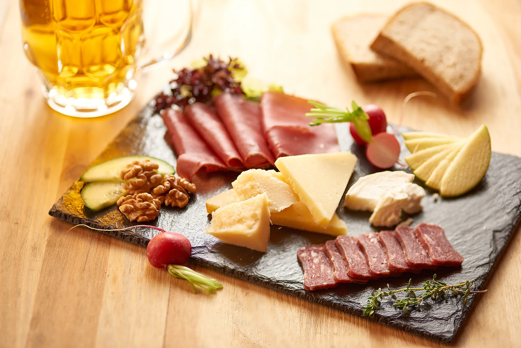 Trockenfleisch_und_Kaeseplatte-landscape_sharp_cheese.jpg