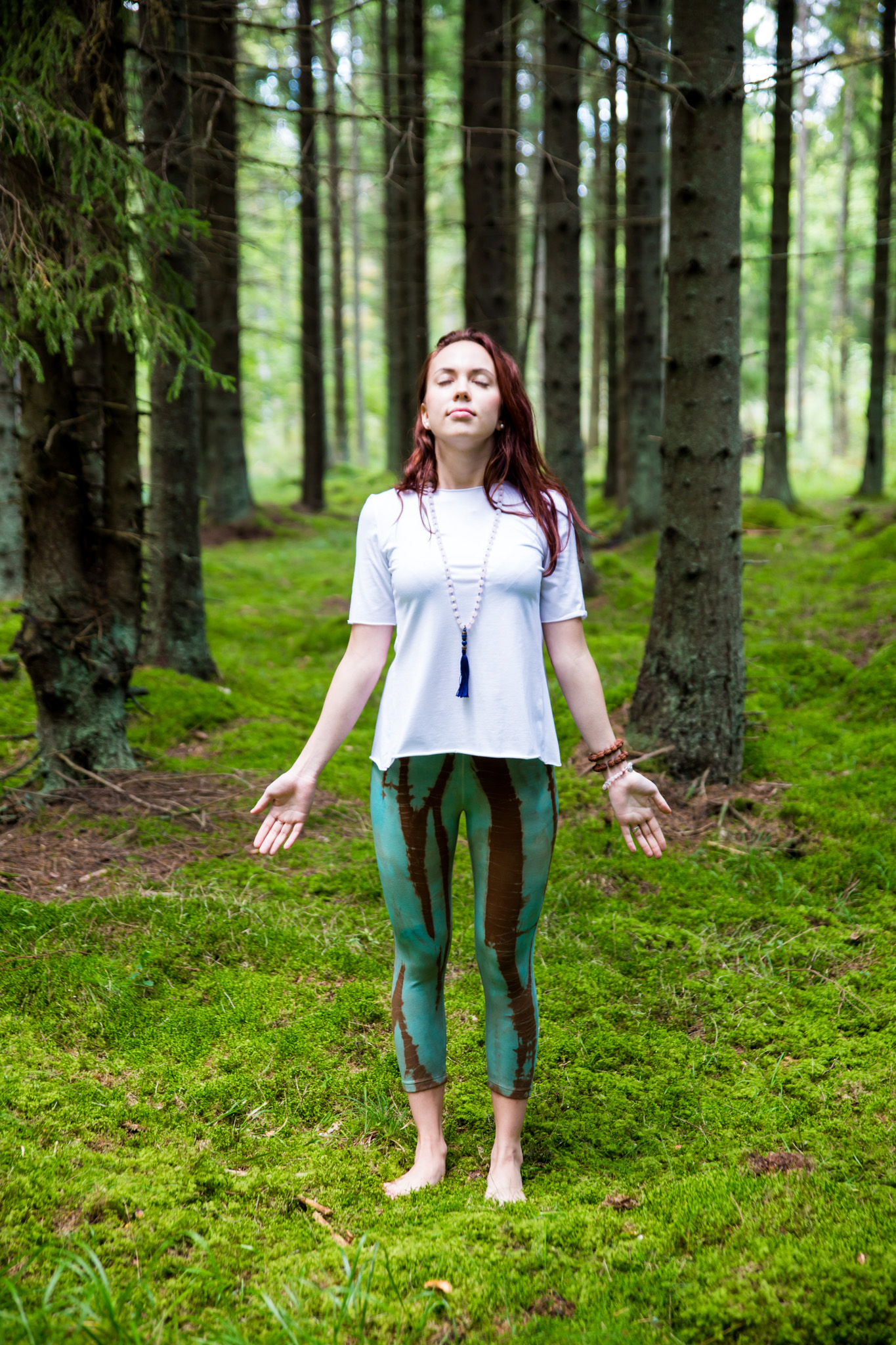 Shirt: White Enegrgy T – 49.00 € Leggins: Green Fashion Forest – 49.00 € Jewelry: Love Amplifier Mala – 99.00 €