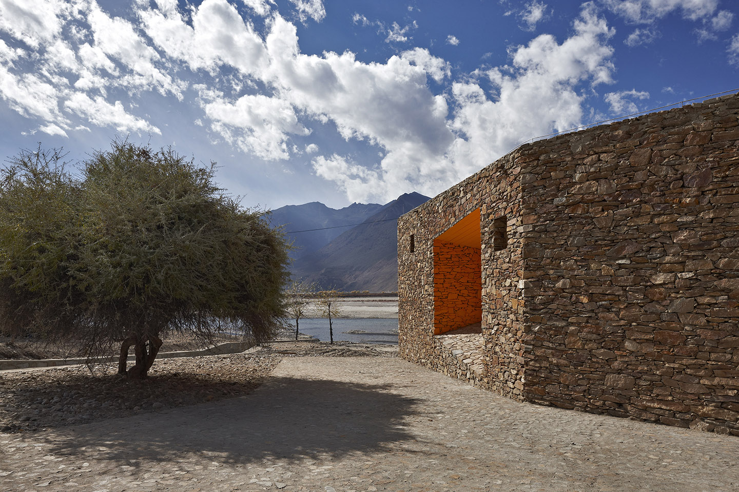  尼洋河游客中心, 西藏 Niyang River Visitor Center, Tibet  -READ MORE-  