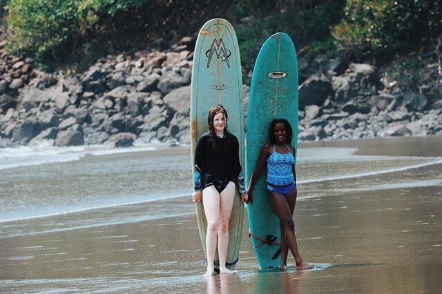 The soft sand of Playa Las Flores awaits you to surf long waves.  Alma Azul brings you the next Surf Camp 2020 taught by local trainers and our hosts.  What are you waiting for? come with us 🌊 yew #almaazul
.
.
.
.
.
#surf #surfcamp #surflife #surfl