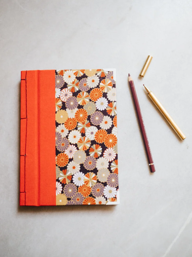 Cuaderno de sueños Dalias oscuras y naranjas