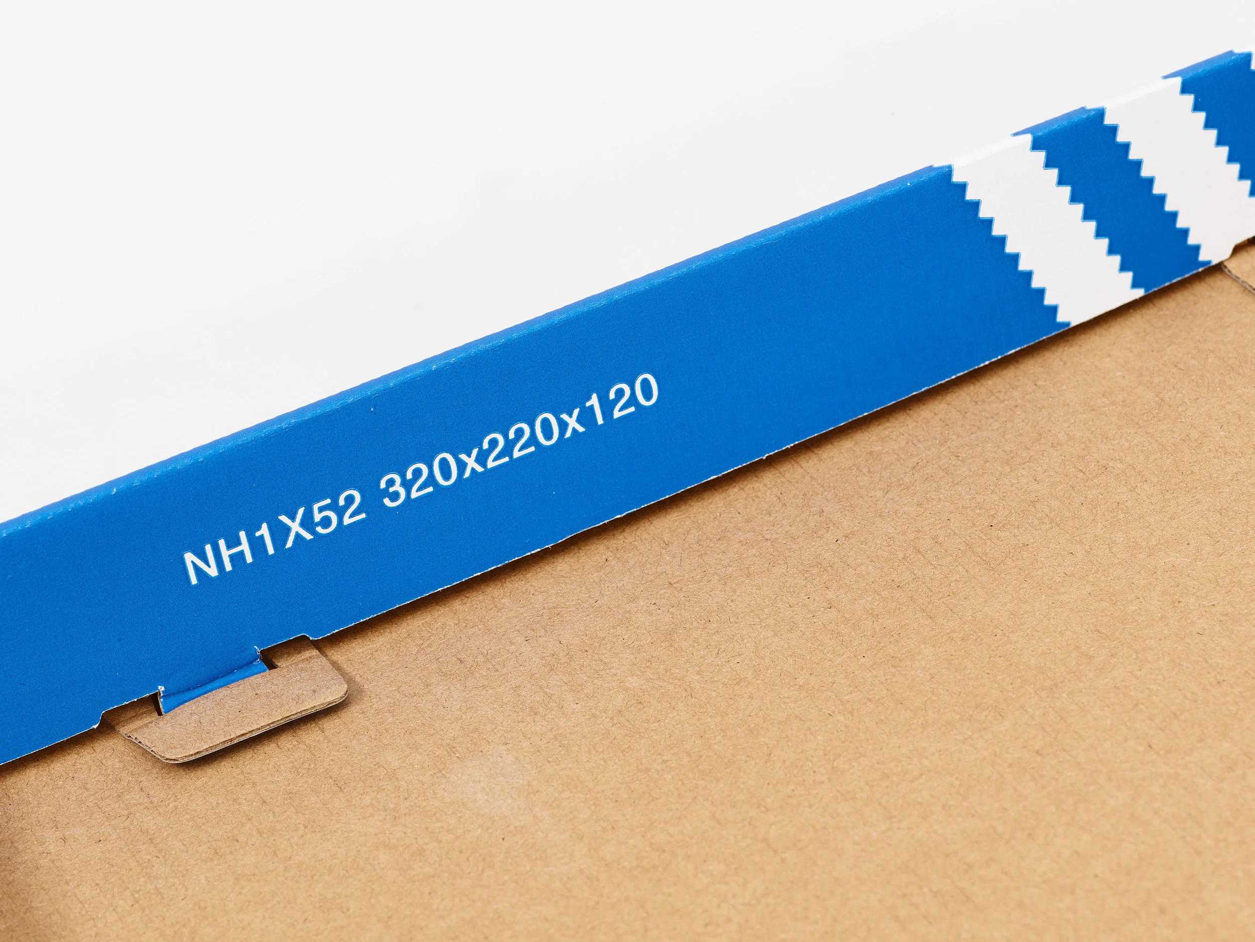 Box sIze printed on underside of lid.