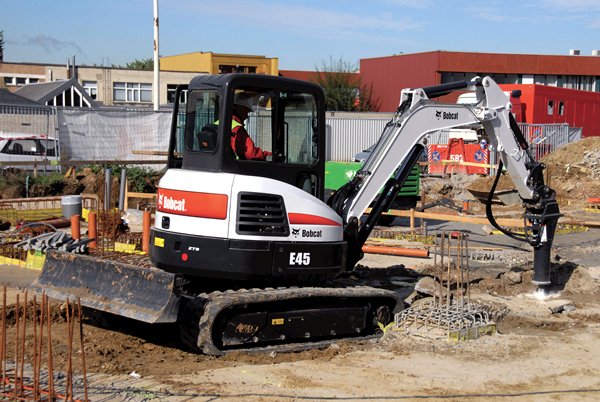 bobcat e45 w hammer.jpg