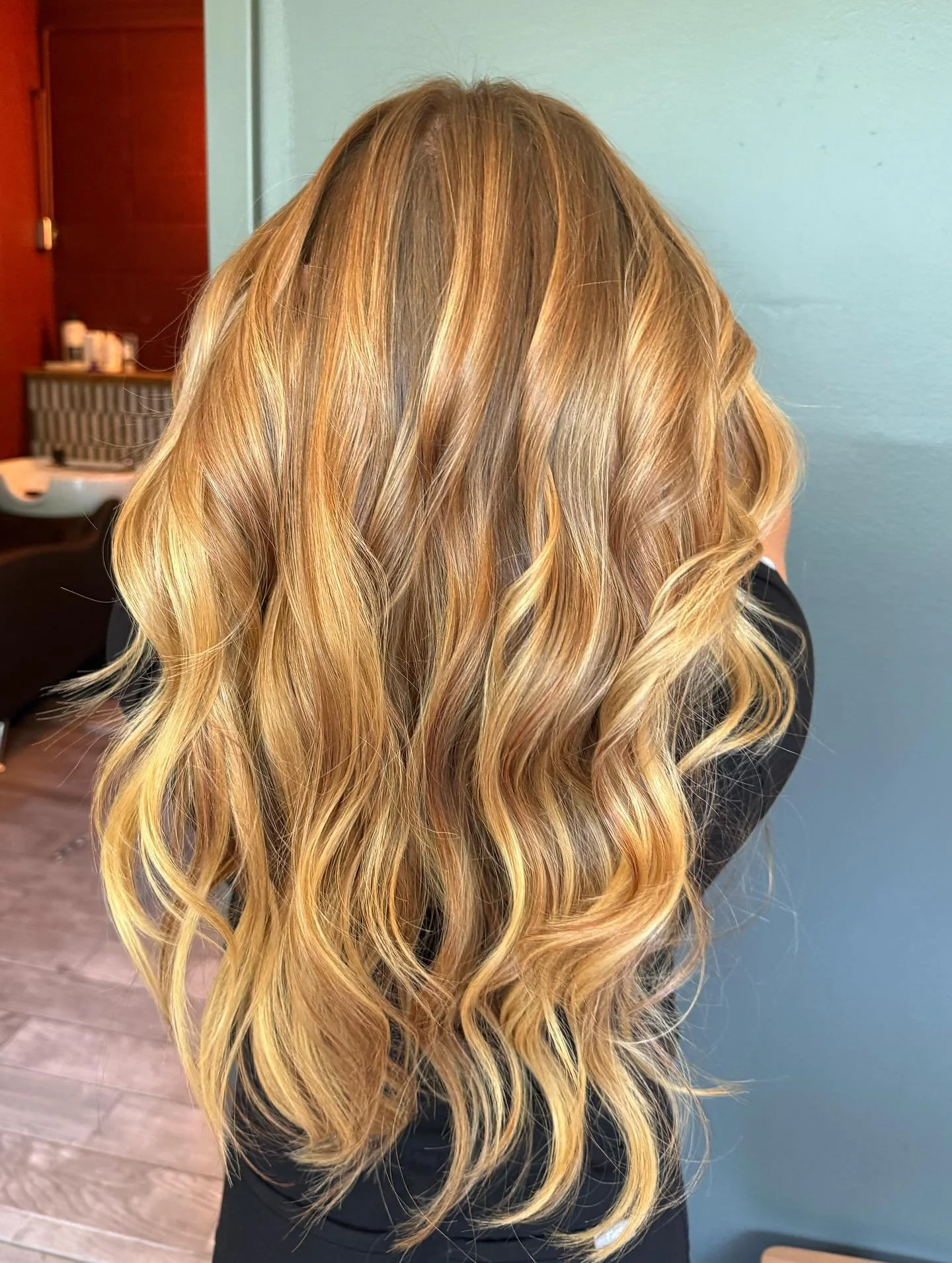 Flaming hot 🔥🧡
color by @stephmstudios 
#etxhairstylist #copperhair #davinessalon #thepresenttime #viewdavines