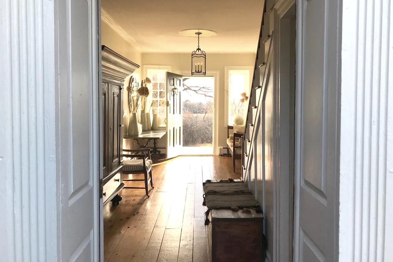 hallwaywh.jpg