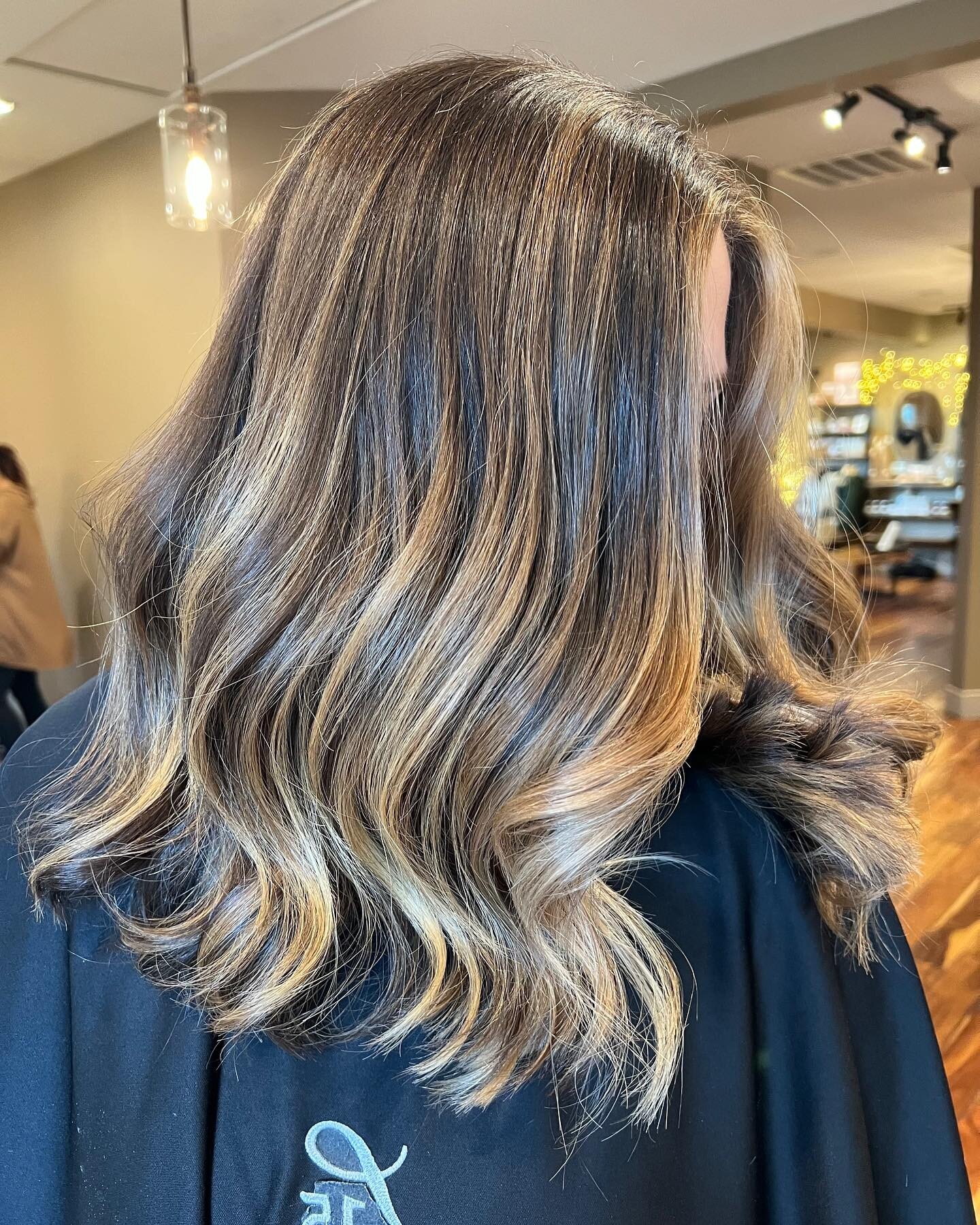 In 2022 we are transforming. 💇&zwj;♀️😍👏

Swipe for the before ➡️

What a stunning transformation service by @asiamcqueendoesmyhair 

-
-
-
@l15salon #l15salon #issaquah #issaquahstylist #issaquahsalon #issaquahhair #issaquahhairsalon #bellevue #be