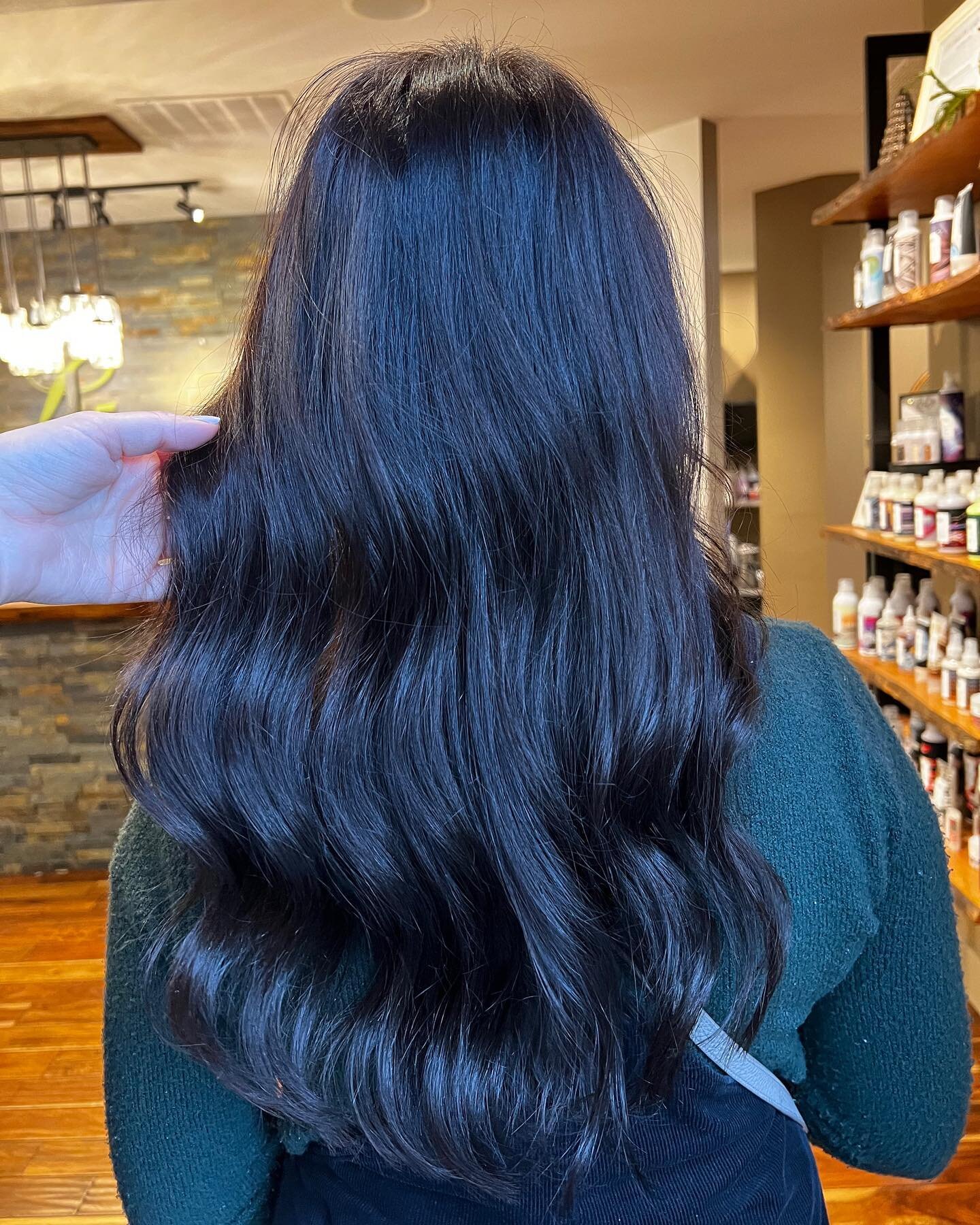 This client came in with warm faded color and walked out after her appointment with @manha1978 with color that looked so perfectly natural. 
⠀⠀⠀⠀⠀⠀⠀⠀⠀
Styled with//
Smooth Again by @kevin.murphy 
Velvet Curtain @randco 
⠀⠀⠀⠀⠀⠀⠀⠀⠀
-
-
-
#haircut #issa