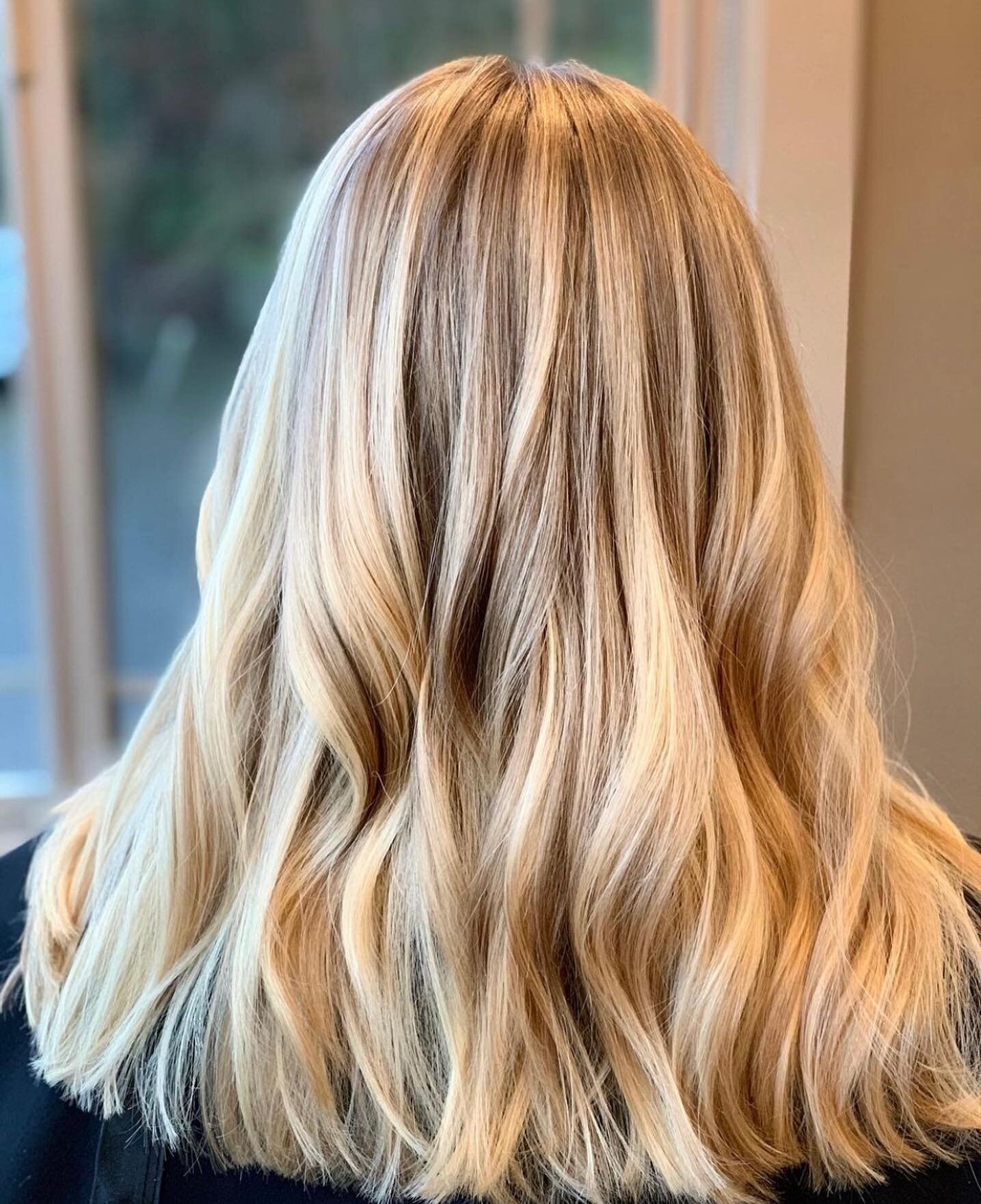 A friendly reminder to prebook your appointments so you can make sure you get in when you need to. 🤗

It&rsquo;s not unusual for stylists to be booked 6-8 weeks out especially for longer appointments. 🗓 

This stunning blonde was done by @ashmarie_