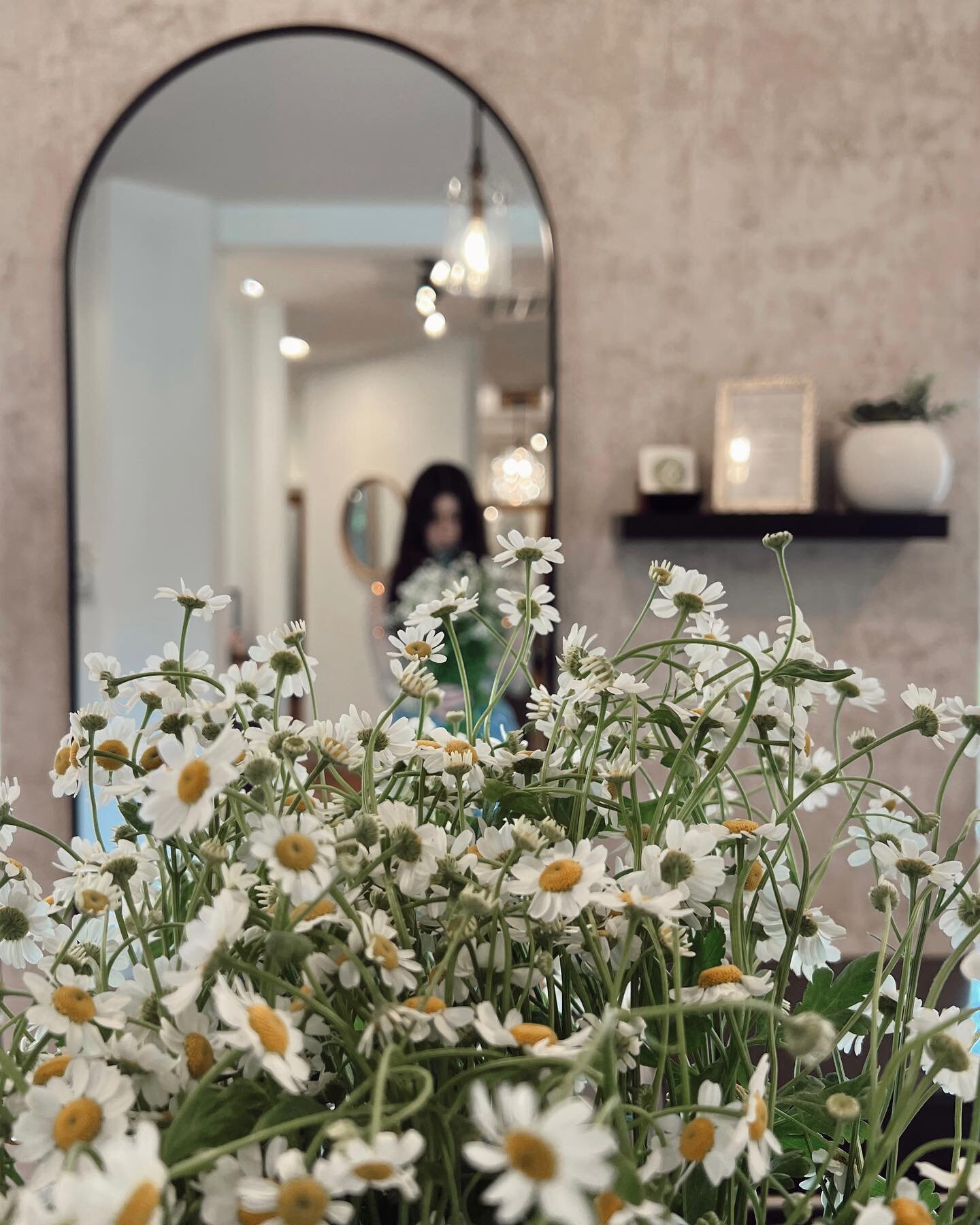 who doesn&rsquo;t love fresh flowers on a spring day?

are your spring services scheduled? get on the books via the link in our bio or by calling the salon.

P.S. we have openings this week. 👀

#issaquah #issaquahblondespecialist #issaquahhighlands 