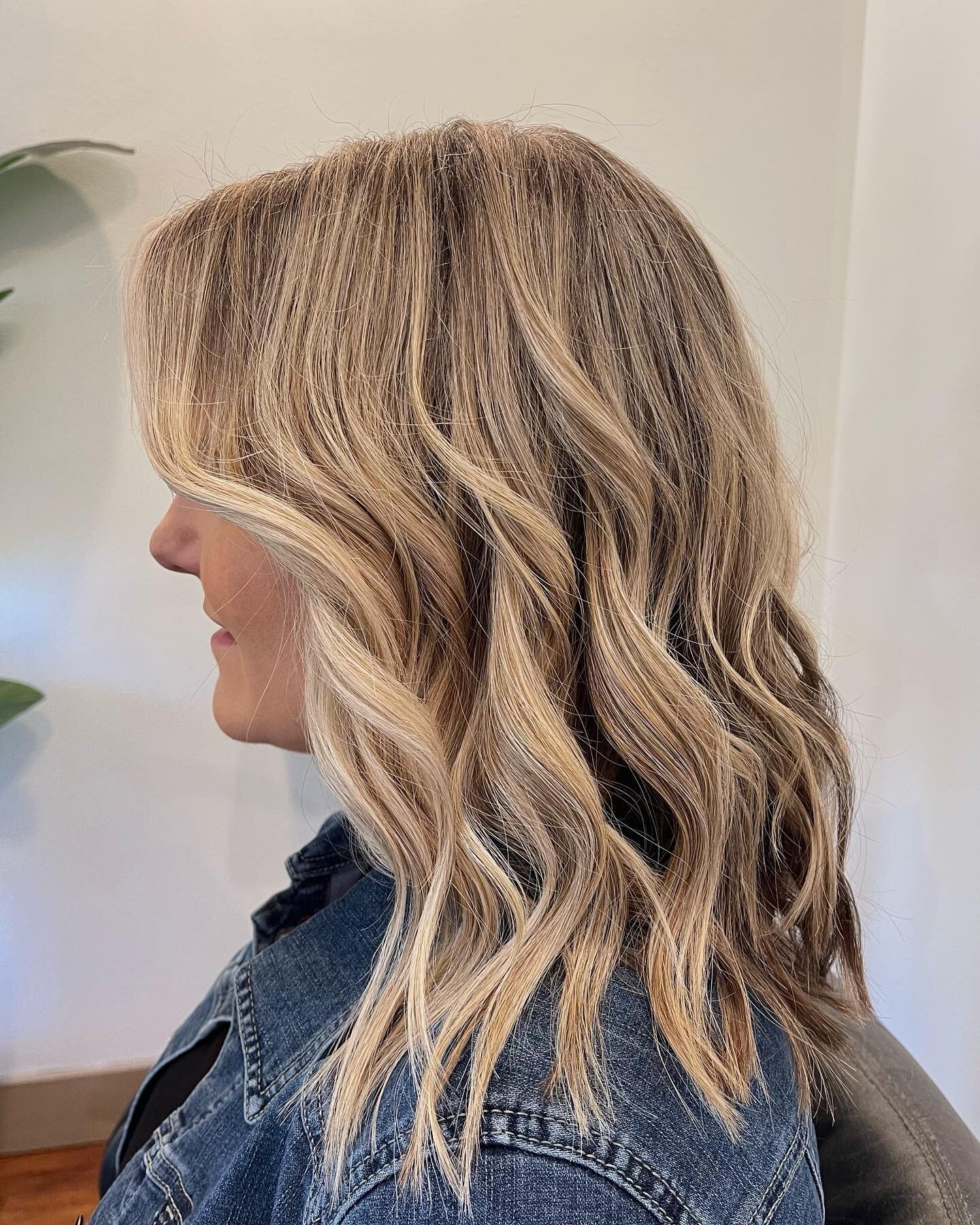 service pictured// level 2 blonding &amp; cut
artist// @lamunyeka 

Ready to book your next service? Call the salon or click the link in our bio to schedule 24/7. 

#issaquahwa #issaquahstylist #issaquahhairsalon #maplevalleywa #maplevalleyhairstylis