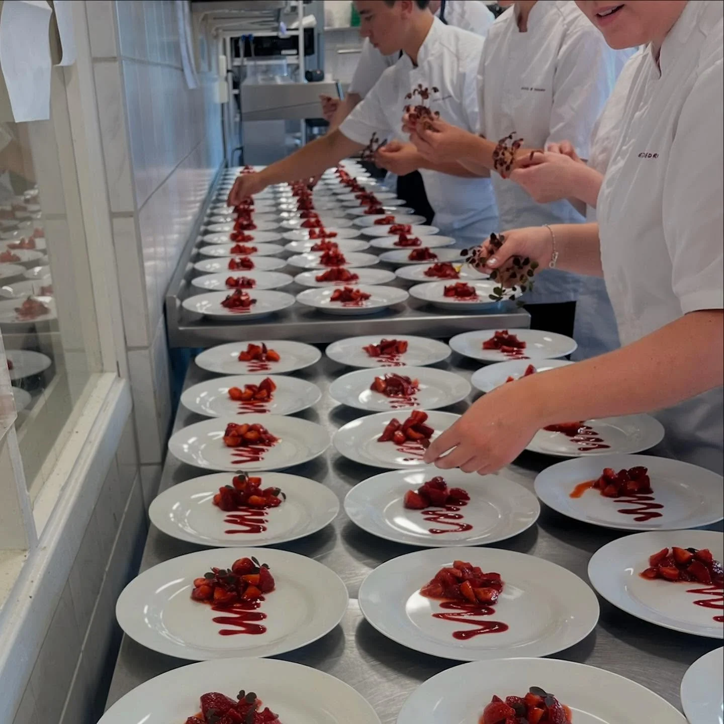 Vi leverer alt fra sm&aring;, intime selskaper til store eventer - her er fra tidligere bryllup 💍✨

📍Kontakt oss for skreddersydde l&oslash;sninger

#catering #weddinginspiration #eirikogpedro