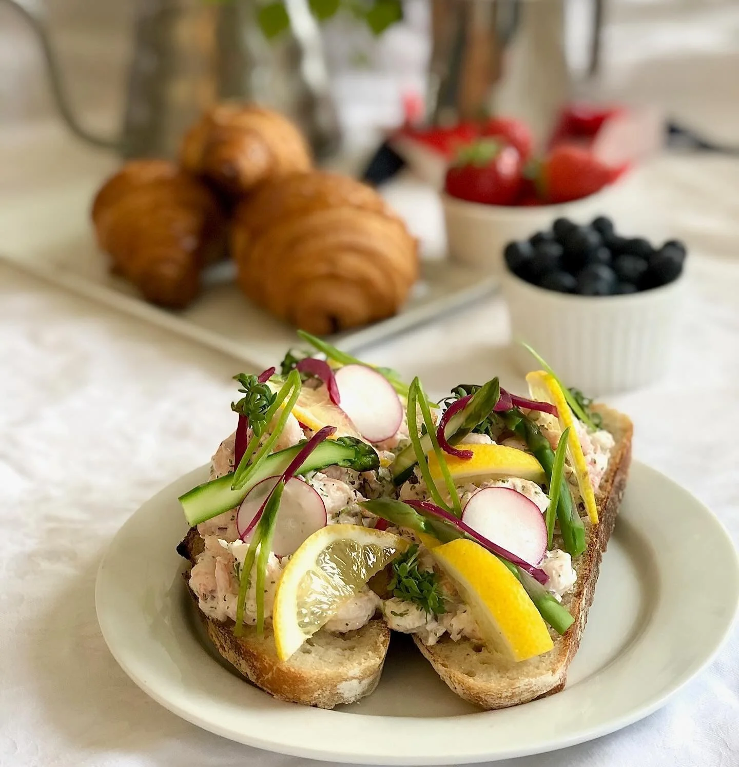 ✨ Sm&oslash;rbr&oslash;d i alle slags former &ndash; p&aring; grovt rugbr&oslash;d, fluffy loff, spr&oslash; croissant eller som &aring;pen tallerken🥪🥐
Croissanten er selvf&oslash;lgelig fra Gladbakst &ndash; verdt &aring; sjekke ut profilen hennes