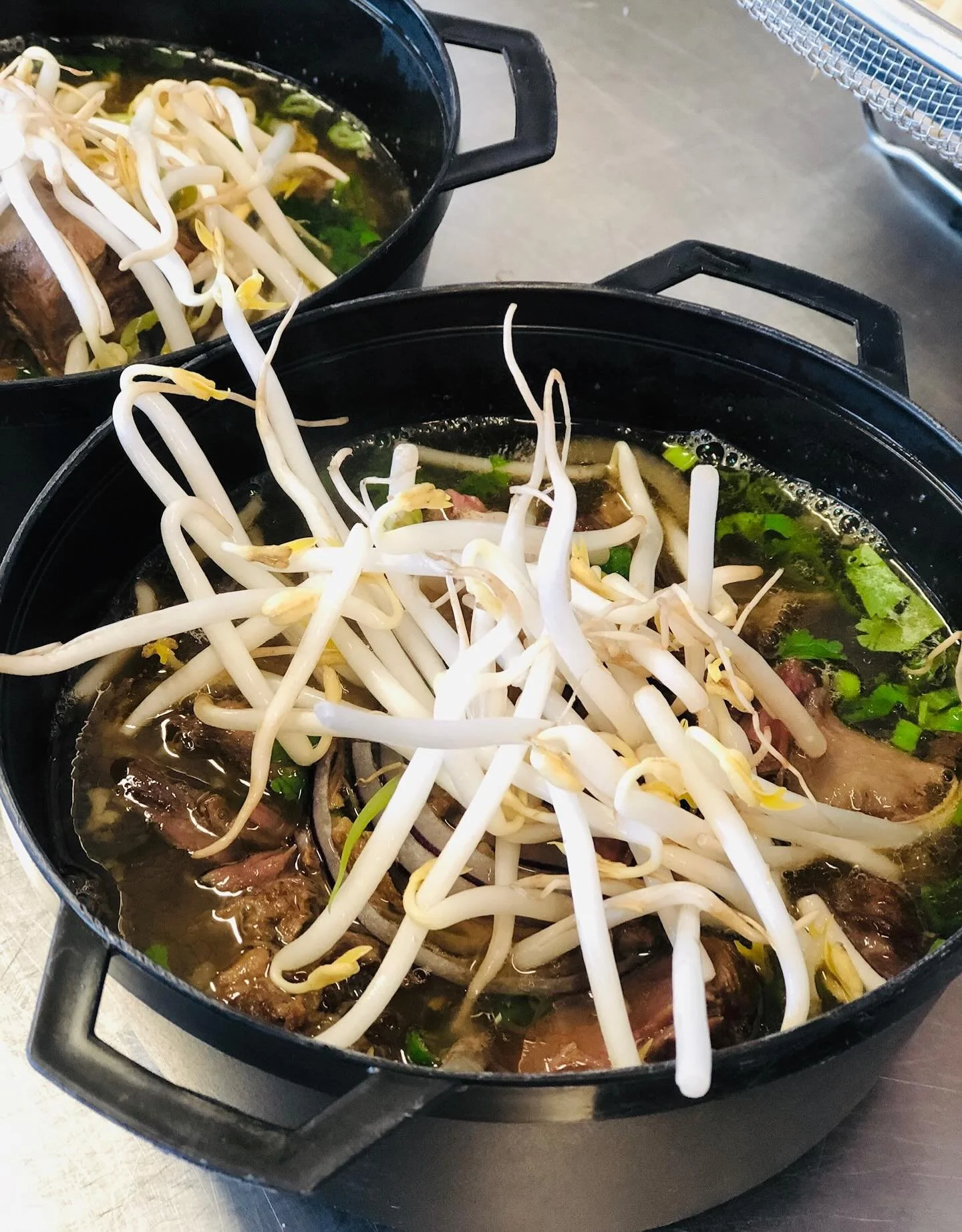 🥢 Retter fra det asiatiske hj&oslash;rnet! 🌏
Friske r&aring;varer, risnudler, m&oslash;re kj&oslash;ttstykker og en buljong fylt med smak✨
Perfekt for firmaevent, familieselskap eller en smaksreise du sent vil glemme.
 📍 Bestill catering hos oss o