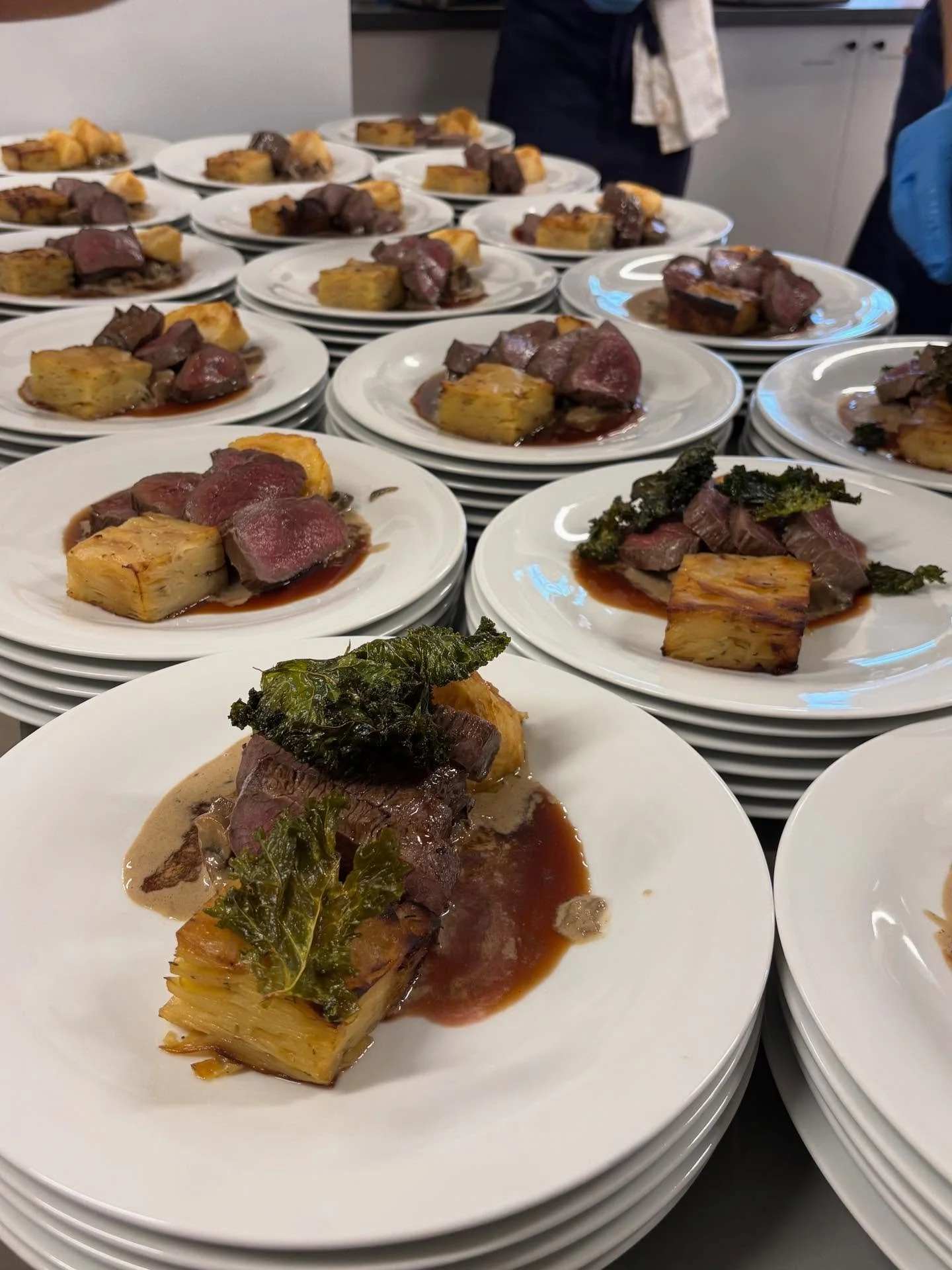 ✨ Denne helgen hadde vi gleden av &aring; catere et vakkert bryllup ✨ Vi satte sammen en meny som kombinerte friske smaker og sesongens r&aring;varer 💍🍴
 Snacks til velkomst:
🦐 H&aring;ndpillede reker &ldquo;pil-pil&rdquo; med sitrusmajones 🥓 Spy